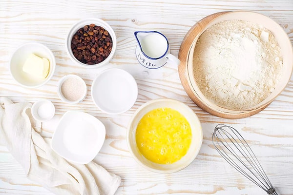 مواد لازم برای تهیه نان شیرمال کشمشی