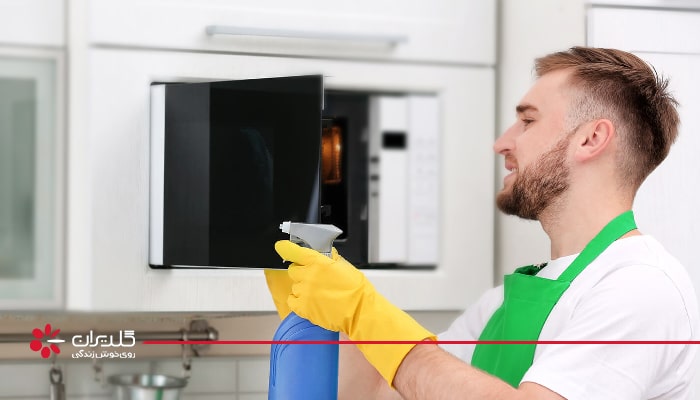 از شیشه پاک کن برای تمیز کردن مایکروفر استفاده کنید.&nbsp;