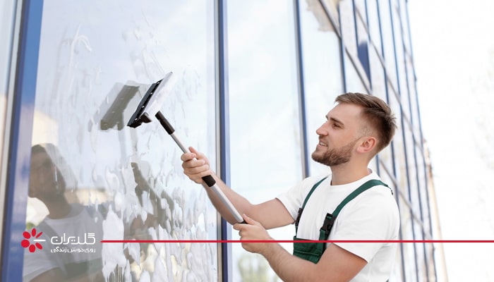 ترکیب سرکه و آب گرم برای جرم&zwnj;گیری و پاک&zwnj;کردن لکه&zwnj;های چربی از روی شیشه