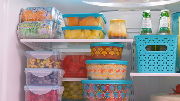 استفاده از ظرف در بسته برای جلوگیری از بوی بد یخچال